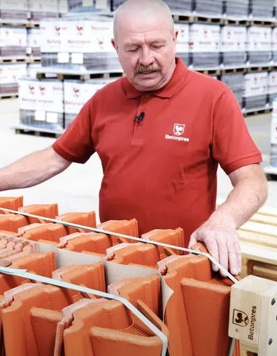 Video návod: Jak správně balit a skladovat střešní tašky od Betonpresu