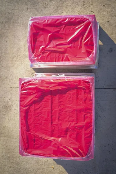 Palety se střešními taškami odteď v naší červené