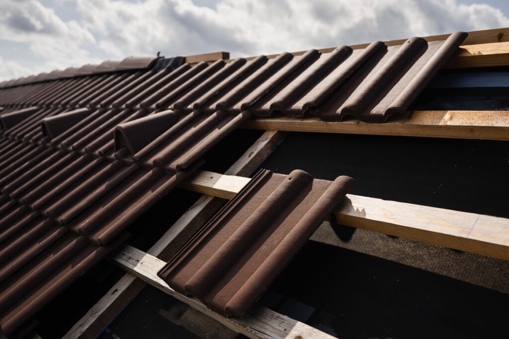 Trendy ve stavebnictví: Rekonstrukce střechy s využitím skládané střešní krytiny